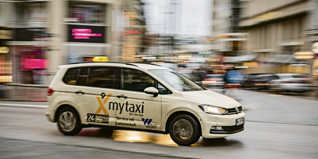 Ein Taxi des Unternehmens "Mytaxi" in Fahrt. Ein Taxi des Unternehmens "Mytaxi" in Fahrt.