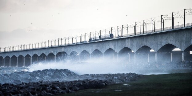 Ein Zug hält auf der Brücke über den Großen Belt bei Nyborg nach einem Zugunglück Ein Zug hält auf der Brücke über den Großen Belt bei Nyborg nach einem Zugunglück
