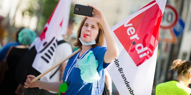 Mit Transparenten zieht streikendes Pflegepersonal der Charité durch Berlin Mit Transparenten zieht streikendes Pflegepersonal der Charité durch Berlin