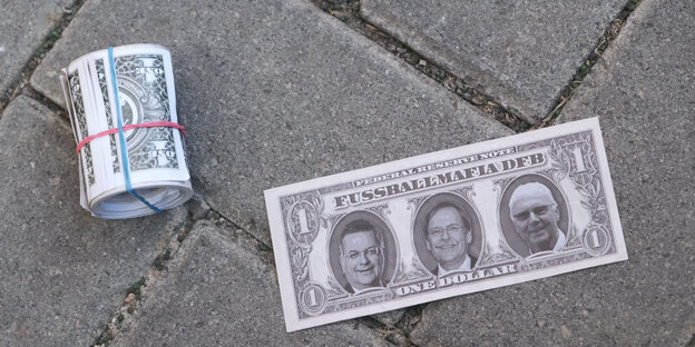 Geld liegt auf dem Boden Geld liegt auf dem Boden