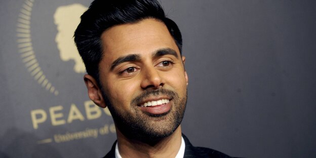 Hasan Minhaj lächelt in die Kamera Hasan Minhaj lächelt in die Kamera