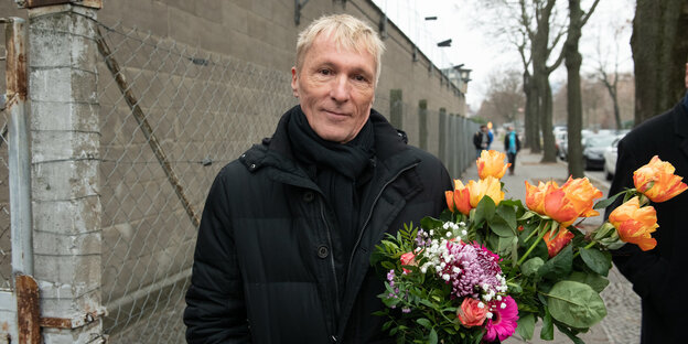 Hubertus Knabe mit Blumenstrauß in der Hand Hubertus Knabe mit Blumenstrauß in der Hand