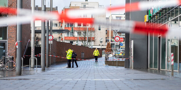 Ein Absperrband der Polizei sperrt den Berliner Platz in Bottrop ab, nachdem ein Autofahrer Ein Absperrband der Polizei sperrt den Berliner Platz in Bottrop ab, nachdem ein Autofahrer