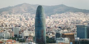 Stadtansicht Barcelona mit einem Hochhaus, dem Torre Agbar Barcelona Stadtansicht Barcelona mit einem Hochhaus, dem Torre Agbar Barcelona