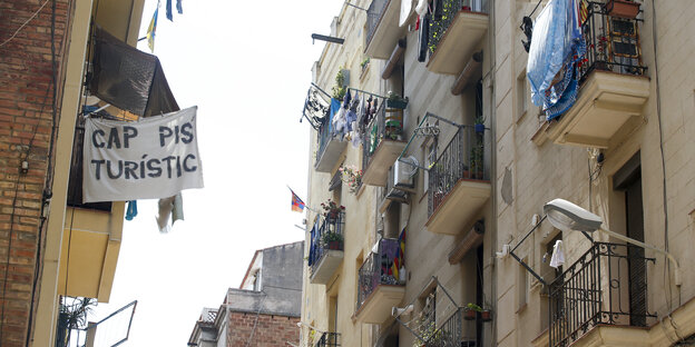 In Barcelona: Balkons mit Fahnen und Spruchbändern In Barcelona: Balkons mit Fahnen und Spruchbändern