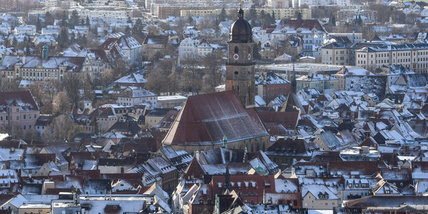 Vogelperspektive auf eine Stadt mit Kirchturm Vogelperspektive auf eine Stadt mit Kirchturm