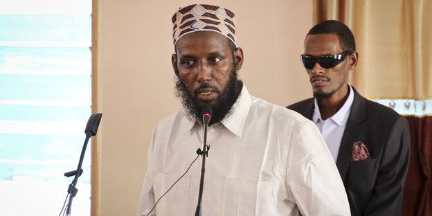 Mukhtar Robow spricht am Mikro Mukhtar Robow spricht am Mikro