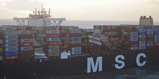 Das Frachtschiff MSC Zoe auf dem Wasser, darauf sind umgestürzte Cointainer zu sehen Das Frachtschiff MSC Zoe auf dem Wasser, darauf sind umgestürzte Cointainer zu sehen
