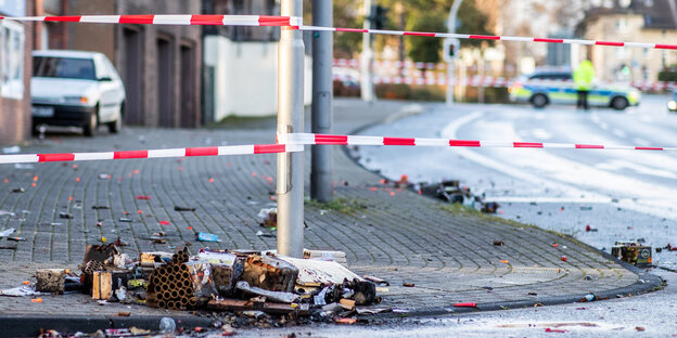 Absperrbänder an einer Straßenkreuzung Absperrbänder an einer Straßenkreuzung