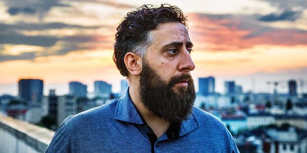 Tony Hamady aus der TV-Serie „4 Blocks“ vor Berliner Neubauten aus den 1970ern. Tony Hamady aus der TV-Serie „4 Blocks“ vor Berliner Neubauten aus den 1970ern.