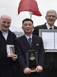 Cho Seong Gil posiert mit anderen Männern für ein Foto Cho Seong Gil posiert mit anderen Männern für ein Foto