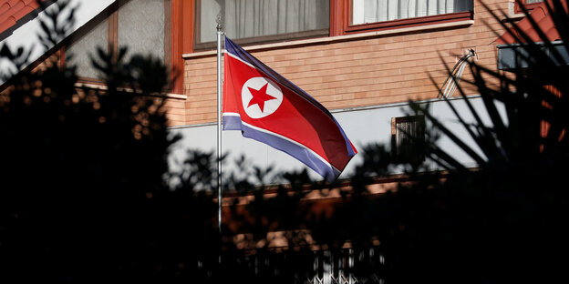 Die nordkoreanische Flagge vor der Botschaft in Rom Die nordkoreanische Flagge vor der Botschaft in Rom