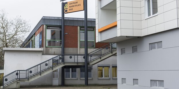 Zwei Häuser in Tenever, dazwischen ein Treppenaufgang. Zwei Häuser in Tenever, dazwischen ein Treppenaufgang.