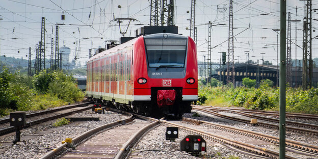 Ein Regionalzug fährt zwischen zahlreichen Oberleitungen aus dem Bahnhof in Richtung Dortmund