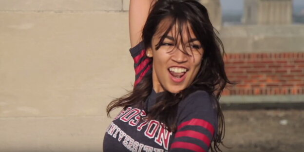 US-Politikerin Alexandria Ocasio Cortez lacht und tanzt US-Politikerin Alexandria Ocasio Cortez lacht und tanzt