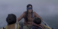 Schauspielerin Sandra Bullock mit Augenbinde in einem Boot