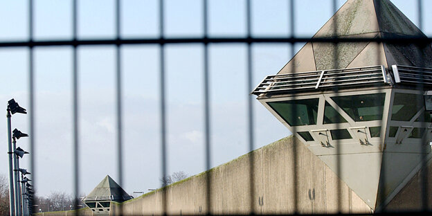 Gitter vor der JVA Köln-Ossendorf