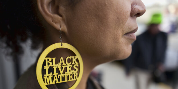 Ohrring, auf dem Black Lives Matter steht Ohrring, auf dem Black Lives Matter steht