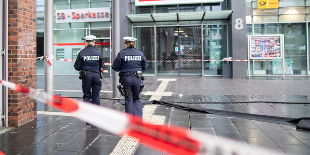 Eine abgesperrte Einkaufsstraße, zwei Polizistinnen Eine abgesperrte Einkaufsstraße, zwei Polizistinnen