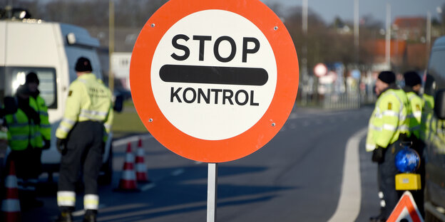 Grenzkontrolle: Rundes Stop-Schild mit der Aufschrift "Kontrol" Grenzkontrolle: Rundes Stop-Schild mit der Aufschrift "Kontrol"