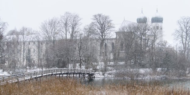 Kleine Schneeflocken fallen während der Winterklausur der CSU-Landesgruppe im Bundestag über dem Kloster Seeon vom Himmel. Kleine Schneeflocken fallen während der Winterklausur der CSU-Landesgruppe im Bundestag über dem Kloster Seeon vom Himmel.