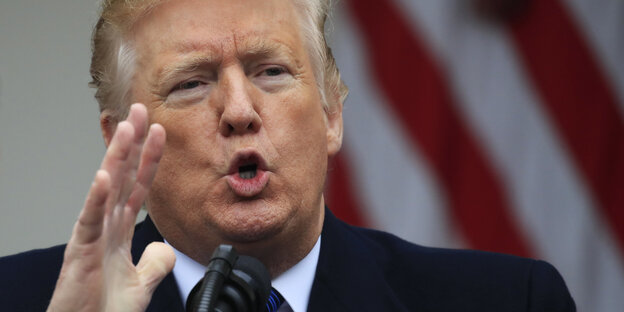 Trump gestikuliert Trump gestikuliert