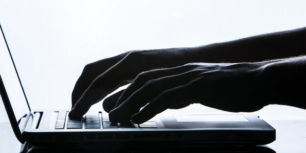 Finger tippen auf einer Laptoptastatur Finger tippen auf einer Laptoptastatur