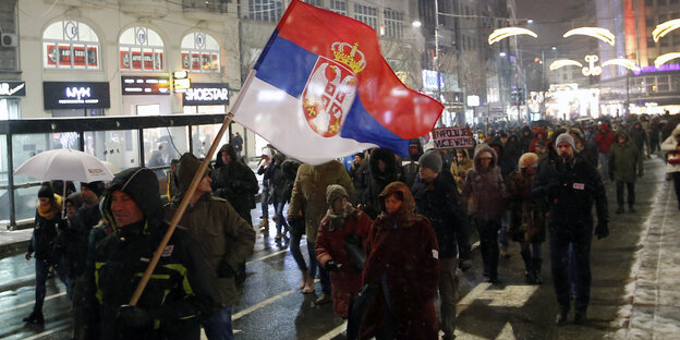 Demonstranten mit Fahne Demonstranten mit Fahne