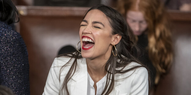 US-Politikerin Alexandria Ocasio Cortez lacht US-Politikerin Alexandria Ocasio Cortez lacht