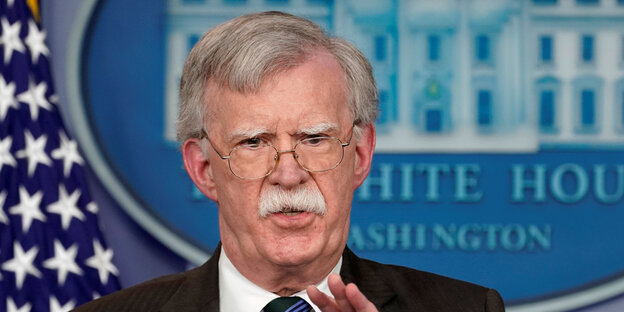 US-Politiker John Bolton hebt die Hand US-Politiker John Bolton hebt die Hand