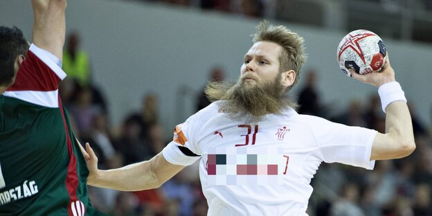 Ein dänischer Handball-Nationalspieler probiert ein Tor zu erzielen Ein dänischer Handball-Nationalspieler probiert ein Tor zu erzielen