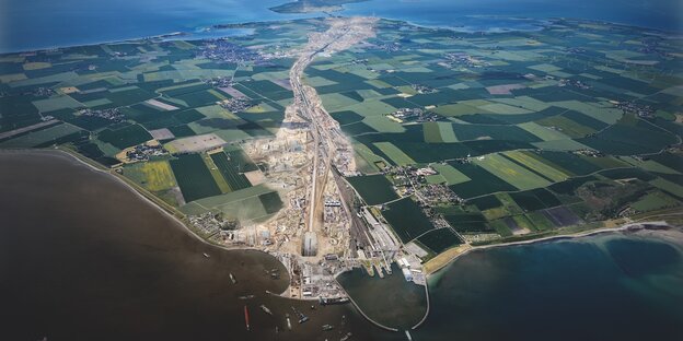 Luftbild mit Blick auf den Belttunnel am Fährhafen Puttgarden Luftbild mit Blick auf den Belttunnel am Fährhafen Puttgarden