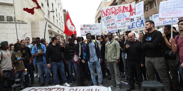 Proteste gegen den Besuch Salvinis in Neapel Proteste gegen den Besuch Salvinis in Neapel