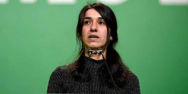 Die vom IS im Irak entführte Jesidin Nadia Murad, UN-Sonderbotschafterin für die Würde der Überlebenden von Menschenhandel, spricht im Velodrom beim Grünen-Bundesparteitag Die vom IS im Irak entführte Jesidin Nadia Murad, UN-Sonderbotschafterin für die Würde der Überlebenden von Menschenhandel, spricht im Velodrom beim Grünen-Bundesparteitag