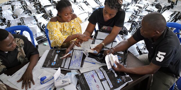 Mitarbeiter der Wahlkommission werten in der Hauptstadt Kongos, Kinshasa, Stimmen aus Mitarbeiter der Wahlkommission werten in der Hauptstadt Kongos, Kinshasa, Stimmen aus
