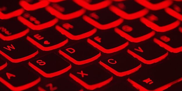 Eine Tastatur mit rotem Hintergrundlicht Eine Tastatur mit rotem Hintergrundlicht