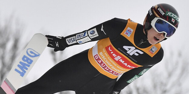 ein Skispringer in der Luft ein Skispringer in der Luft