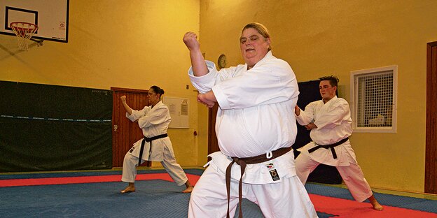 Petra Lenz beim Karate-Training. Petra Lenz beim Karate-Training.