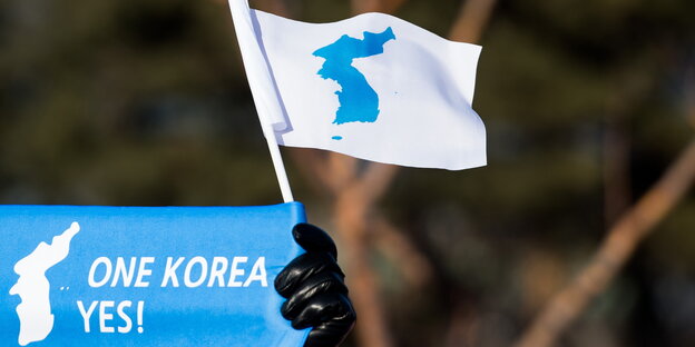 eine weiße Fahne mit dem blauen Umriss von Korea eine weiße Fahne mit dem blauen Umriss von Korea