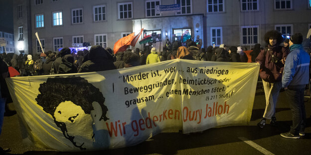 Hunderte Teilnehmer einer Demonstration in Gedenken an Oury Jalloh