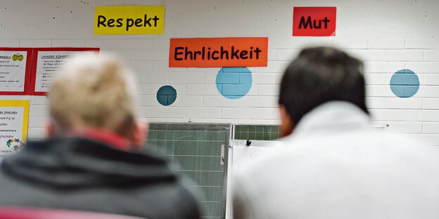 Über einer Tafel hängen drei Zettel mit den Worten "Respekt", "Ehrlichkeit" und "Mut". Über einer Tafel hängen drei Zettel mit den Worten "Respekt", "Ehrlichkeit" und "Mut".