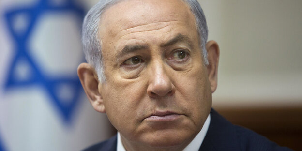 Porträt von Netanjahu vor der israelischen Flagge Porträt von Netanjahu vor der israelischen Flagge