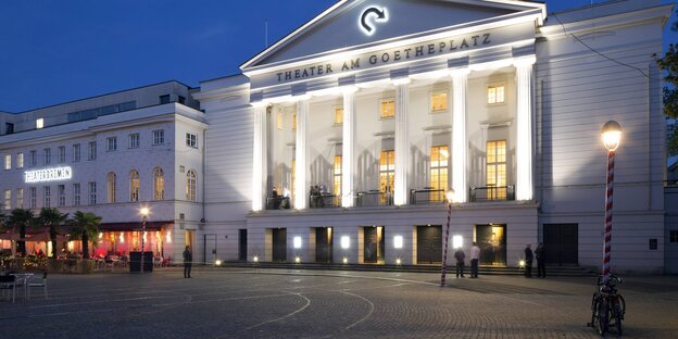 Das Theater am Goetheplatz in Bremen bei Nacht