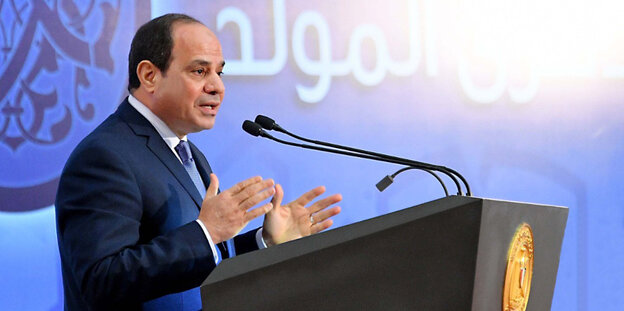 Abdel Fattah al-Sisi an einem Rednerpult Abdel Fattah al-Sisi an einem Rednerpult