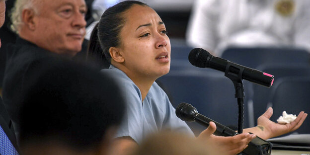 Cyntoia Brown spricht in ein Mikrofon Cyntoia Brown spricht in ein Mikrofon
