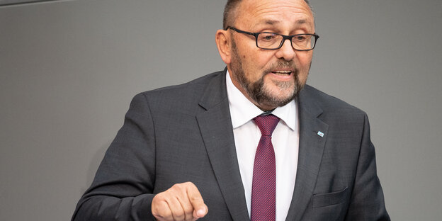 Frank Magnitz (AfD), Bundestagsabgeordneter, spricht während einer Sitzung des Bundestages zu den Ergebnissen des Wohngipfels in Berlin Frank Magnitz (AfD), Bundestagsabgeordneter, spricht während einer Sitzung des Bundestages zu den Ergebnissen des Wohngipfels in Berlin