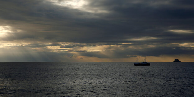 Ein Schiff auf dem Meer Ein Schiff auf dem Meer