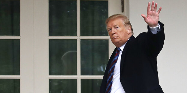 Donald Trump winkt in die Kamera Donald Trump winkt in die Kamera