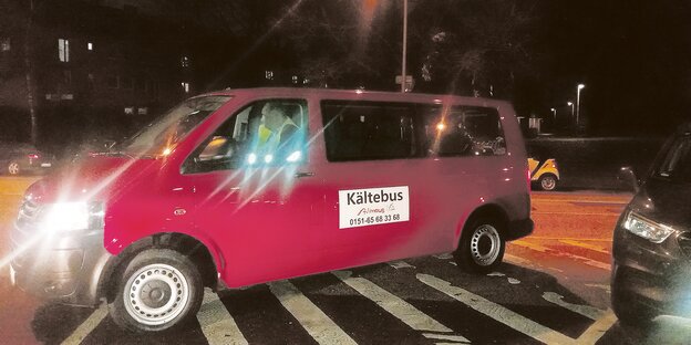 Der pinkfarbene Kleinbus der Alimaus. Der pinkfarbene Kleinbus der Alimaus.