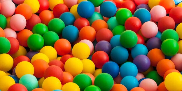 Ganz viele bunte Plastikbälle Ganz viele bunte Plastikbälle